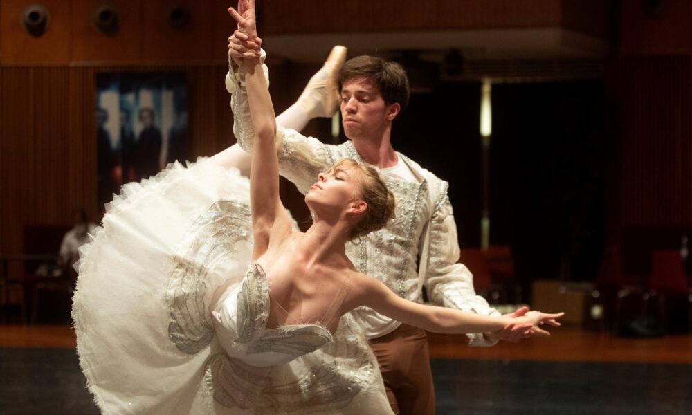 Los bailarines Adam Aschroft (d) y Ellen Mäkelä (i) ensayan 'El cisne blanco' para la IBStage Star Galas en el Gran Teatre del Liceu de Barcelona. Archivo. EFE/ Marta Pérez