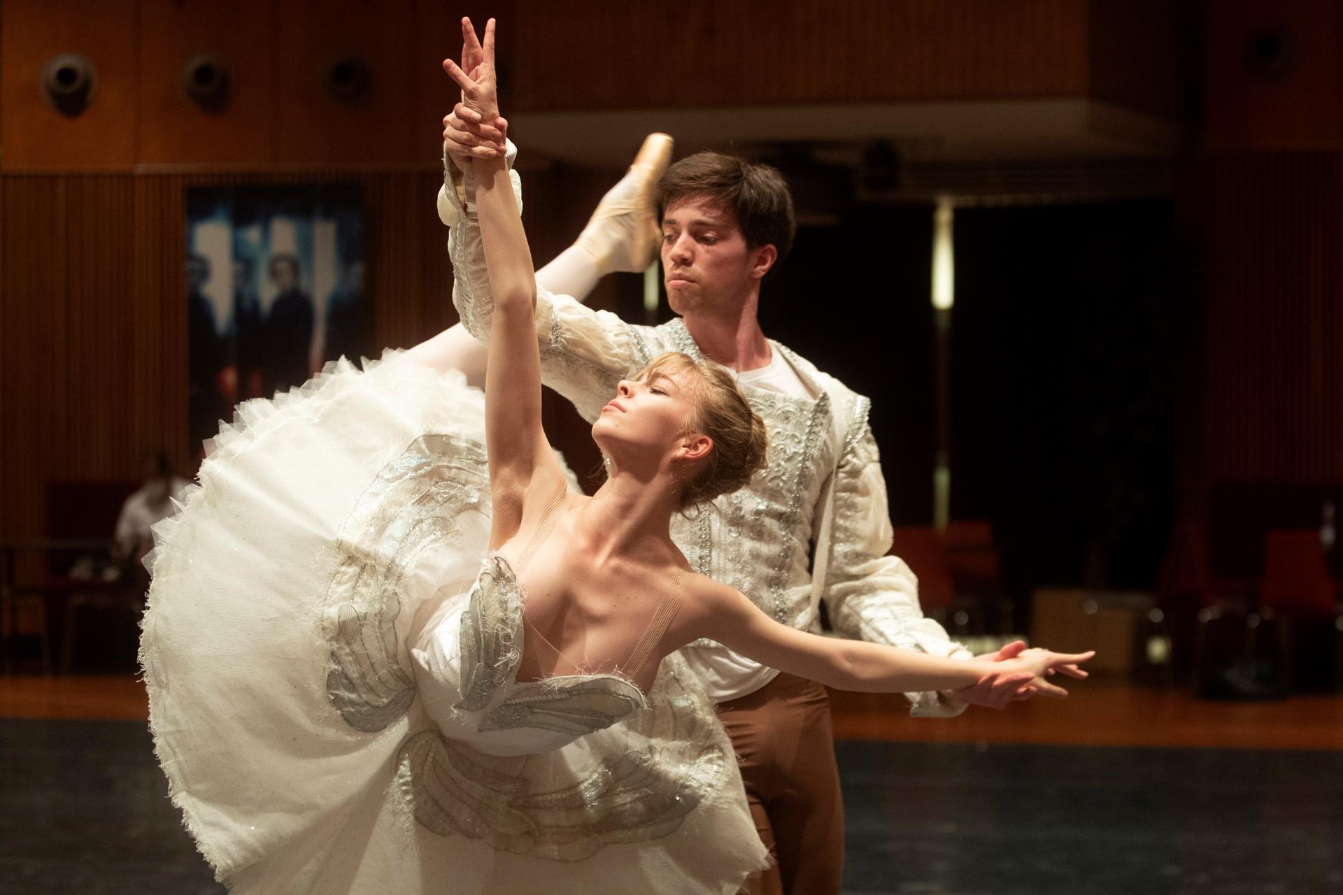 Los bailarines Adam Aschroft (d) y Ellen Mäkelä (i) ensayan 'El cisne blanco' para la IBStage Star Galas en el Gran Teatre del Liceu de Barcelona. Archivo. EFE/ Marta Pérez