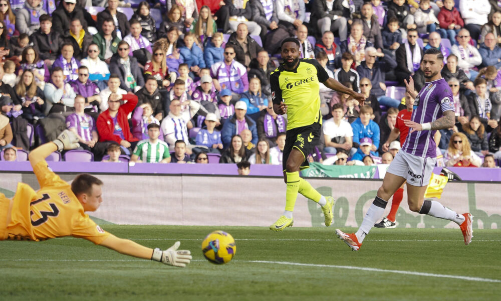 - El delantero congoleño del Betis, Cédric Bakambu (c) intenta batir al portero estonio del Valladolid,Karl Hein (i), en el partido de LaLiga que se disputó en el estadio José Zorrilla. EFE/R. GARCÍA.