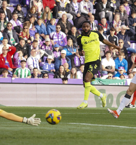 - El delantero congoleño del Betis, Cédric Bakambu (c) intenta batir al portero estonio del Valladolid,Karl Hein (i), en el partido de LaLiga que se disputó en el estadio José Zorrilla. EFE/R. GARCÍA.