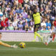 - El delantero congoleño del Betis, Cédric Bakambu (c) intenta batir al portero estonio del Valladolid,Karl Hein (i), en el partido de LaLiga que se disputó en el estadio José Zorrilla. EFE/R. GARCÍA.