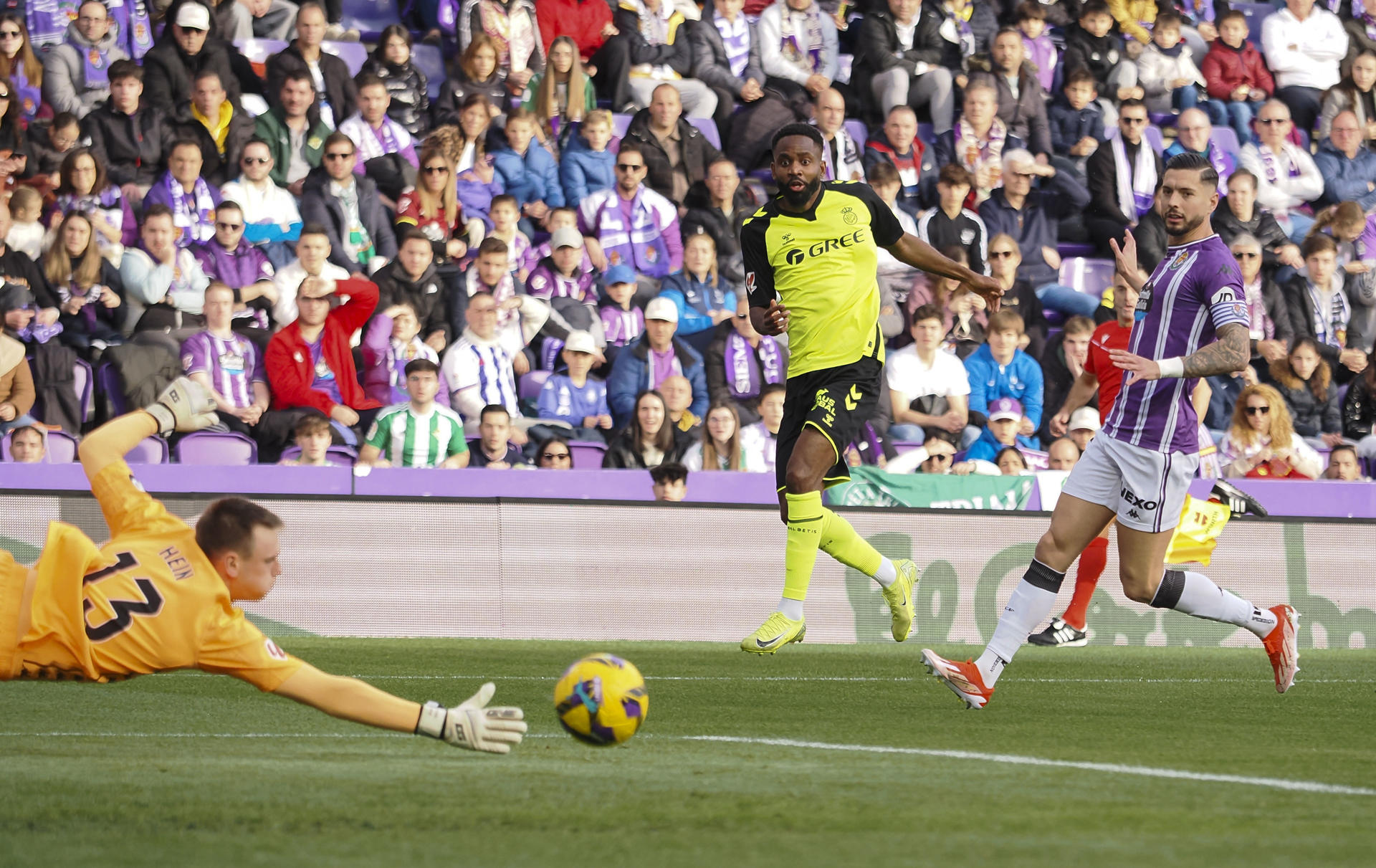 - El delantero congoleño del Betis, Cédric Bakambu (c) intenta batir al portero estonio del Valladolid,Karl Hein (i), en el partido de LaLiga que se disputó en el estadio José Zorrilla. EFE/R. GARCÍA.