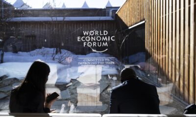 El emblema del Foro Económico Mundial (WEF) se exhibe en una ventana durante la 55ª reunión anual del Foro Económico Mundial (WEF) en Davos (Suiza). EFE/EPA/LAURENT GILLIERON