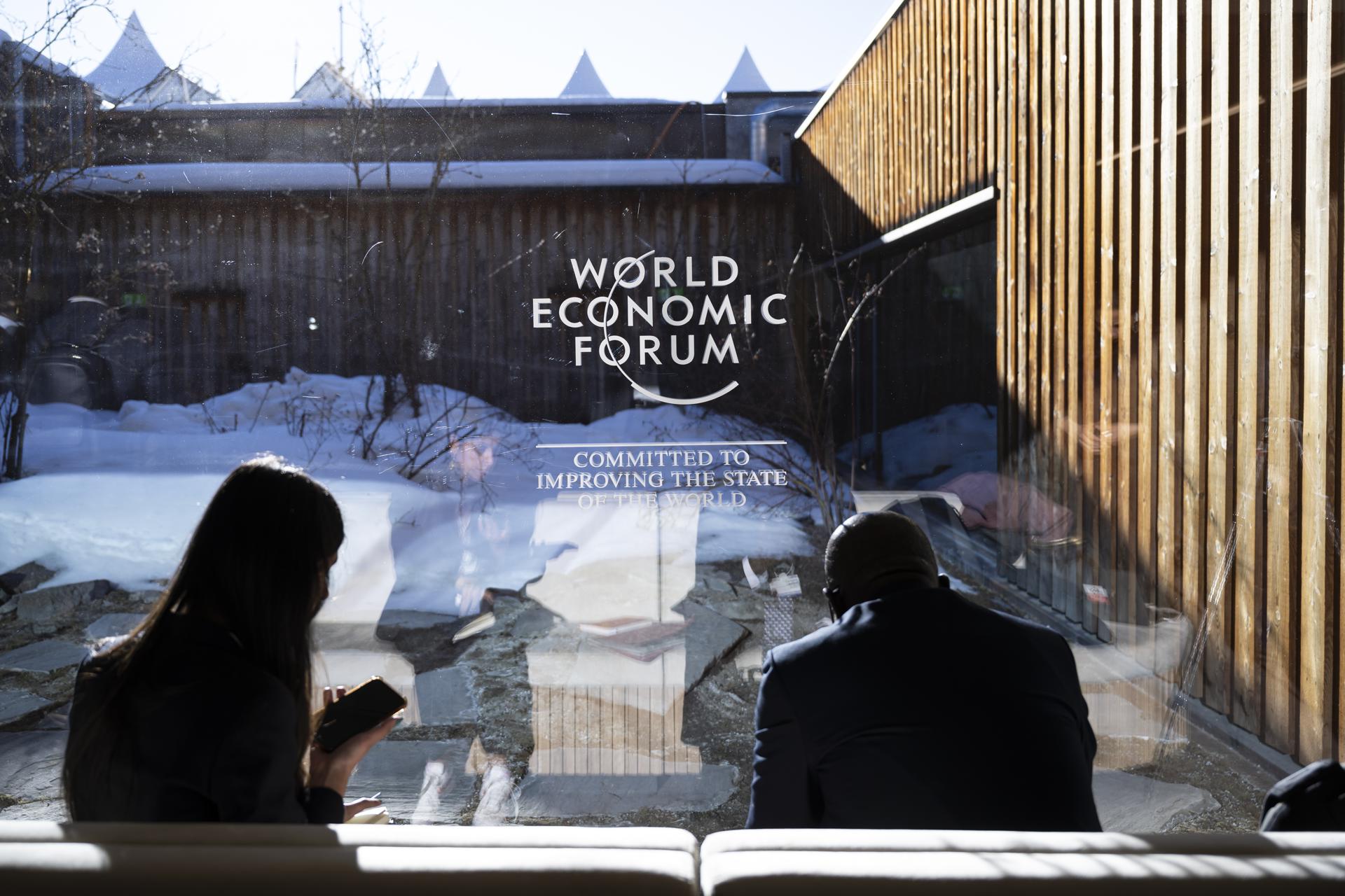 El emblema del Foro Económico Mundial (WEF) se exhibe en una ventana durante la 55ª reunión anual del Foro Económico Mundial (WEF) en Davos (Suiza). EFE/EPA/LAURENT GILLIERON