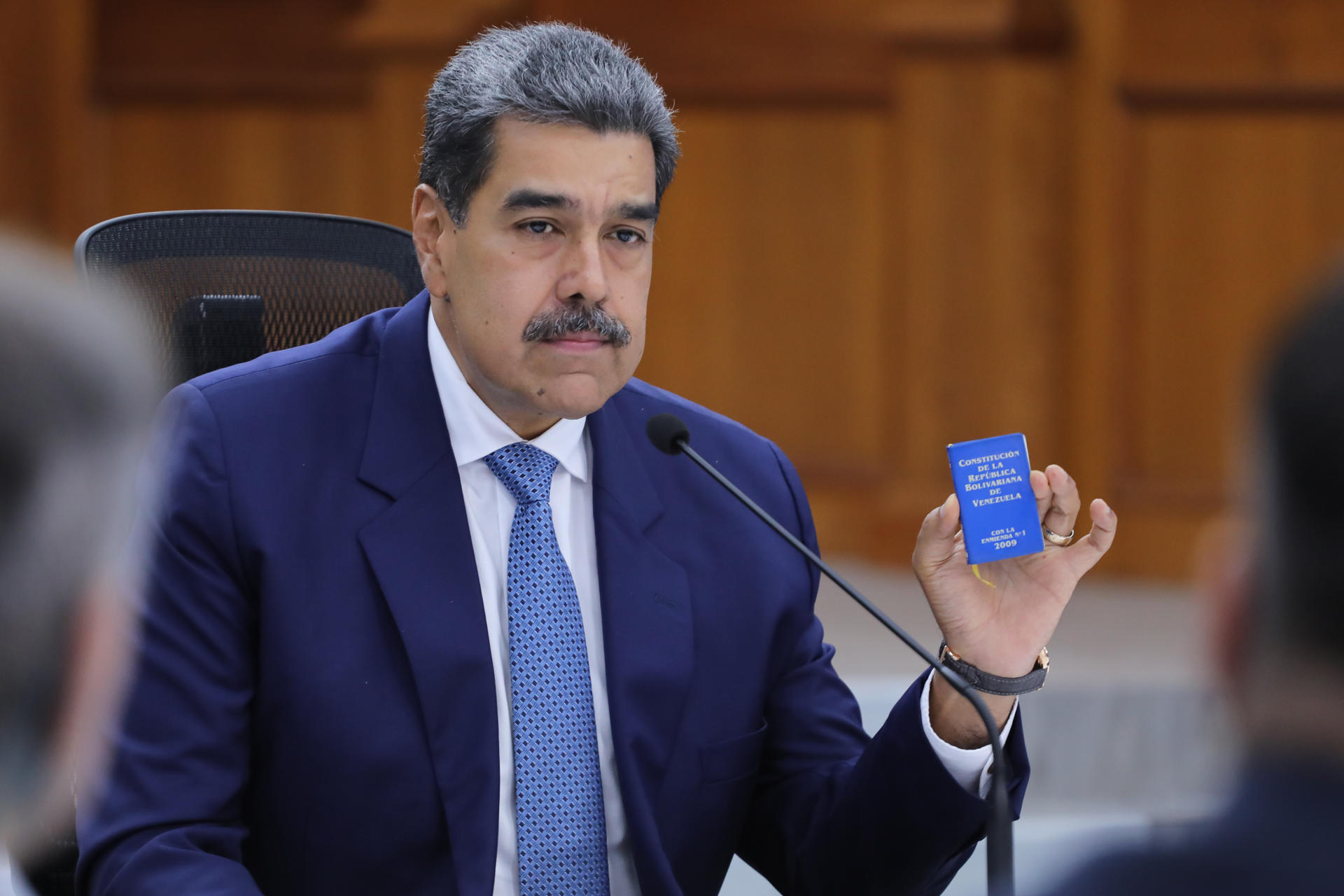 Fotografía cedida por Palacio Miraflores donde se observa al presidente venezolano Nicolás Maduro, en un acto de gobierno este miércoles, en Caracas (Venezuela). EFE/ Palacio Miraflores