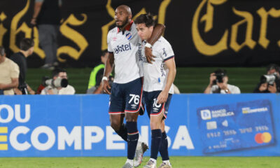 Diego Herazo (i) de Nacional celebra un gol ante Peñarol. EFE/Gastón Britos