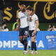 Diego Herazo (i) de Nacional celebra un gol ante Peñarol. EFE/Gastón Britos