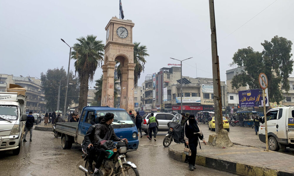 Fotografía del pasado 21 de diciembre de 2024 de una una mujer que camina por las calles de Idlib, en el noroeste de Siria, Con la caída del régimen de Bachar al Asad hace un mes, Siria ha pasado a ser gobernada por unas autoridades interinas emergidas de los grupos que lo derrocaron. EFE/Noemí Jabois