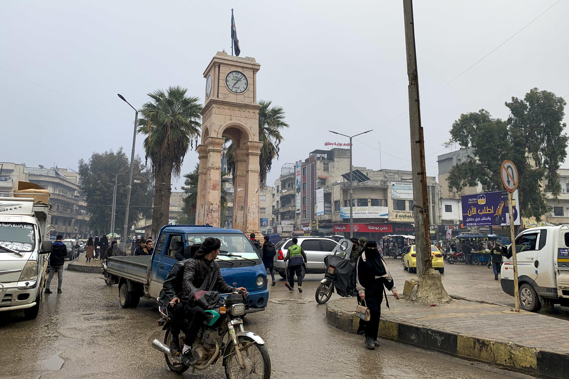 Fotografía del pasado 21 de diciembre de 2024 de una una mujer que camina por las calles de Idlib, en el noroeste de Siria, Con la caída del régimen de Bachar al Asad hace un mes, Siria ha pasado a ser gobernada por unas autoridades interinas emergidas de los grupos que lo derrocaron. EFE/Noemí Jabois