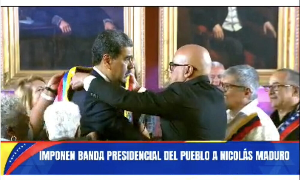 Captura de pantalla tomada de la cuenta oficial en Instagram del presidente de Venezuela Nicolás Maduro, @nicolasmaduro, de Nicolás Maduro (i) recibiendo la banda presidencial del presidente la Asamblea Nacional, Jorge Rodríguez, este 10 de enero de 2025, en Caracas (Venezuela). EFE/ @nicolasmaduro