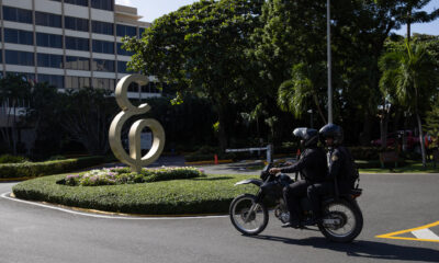 Policías patrullan afuera del hotel El Embajador, donde se encuentra alojado el líder opositor venezolano Edmundo González Urrutia, este viernes, en Santo Domingo (República Dominicana). EFE/ Orlando Barría