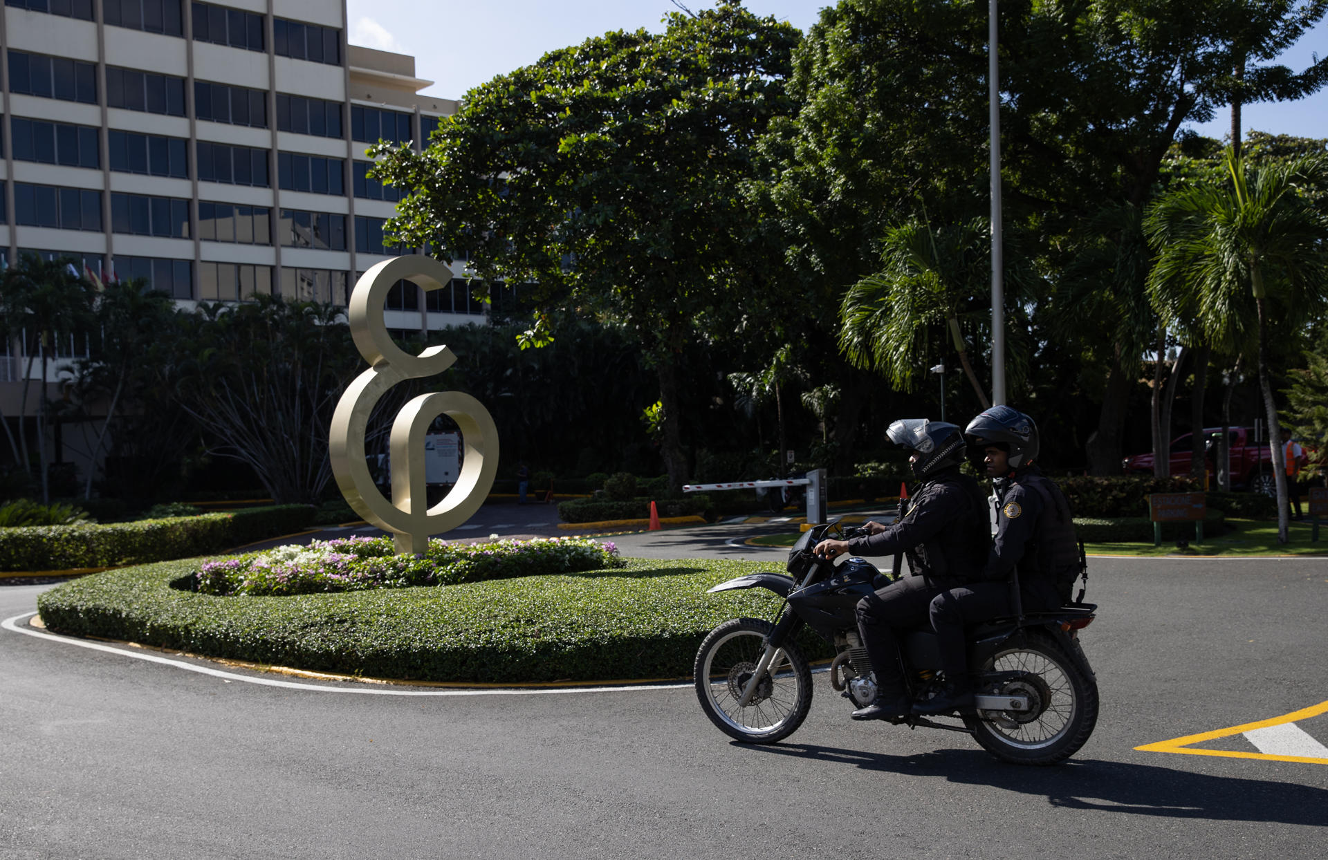 Policías patrullan afuera del hotel El Embajador, donde se encuentra alojado el líder opositor venezolano Edmundo González Urrutia, este viernes, en Santo Domingo (República Dominicana). EFE/ Orlando Barría