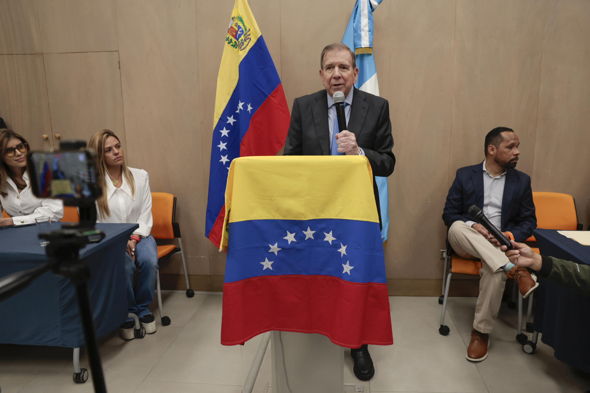 El líder opositor venezolano Edmundo González Urrutia habla en un encuentro con ciudadanos venezolanos residentes en Guatemala, este miércoles en la capital de ese país. EFE/ David Toro