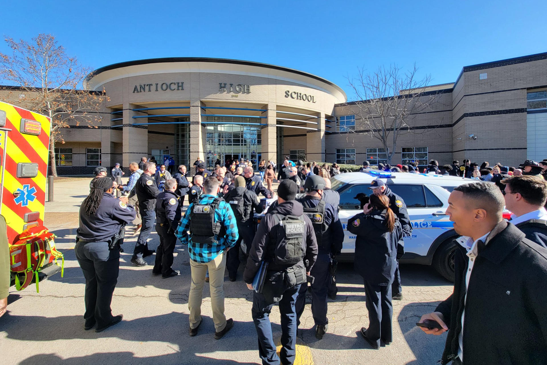 Fotografía tomada de la cuenta en X de la Policía Metropolitana de Nashville de agentes en la escuela secundaria Antioch donde se produjo un tiroteo este miércoles, en Nashville (EE.UU.). EFE/ Policía Metropolitana De Nashville