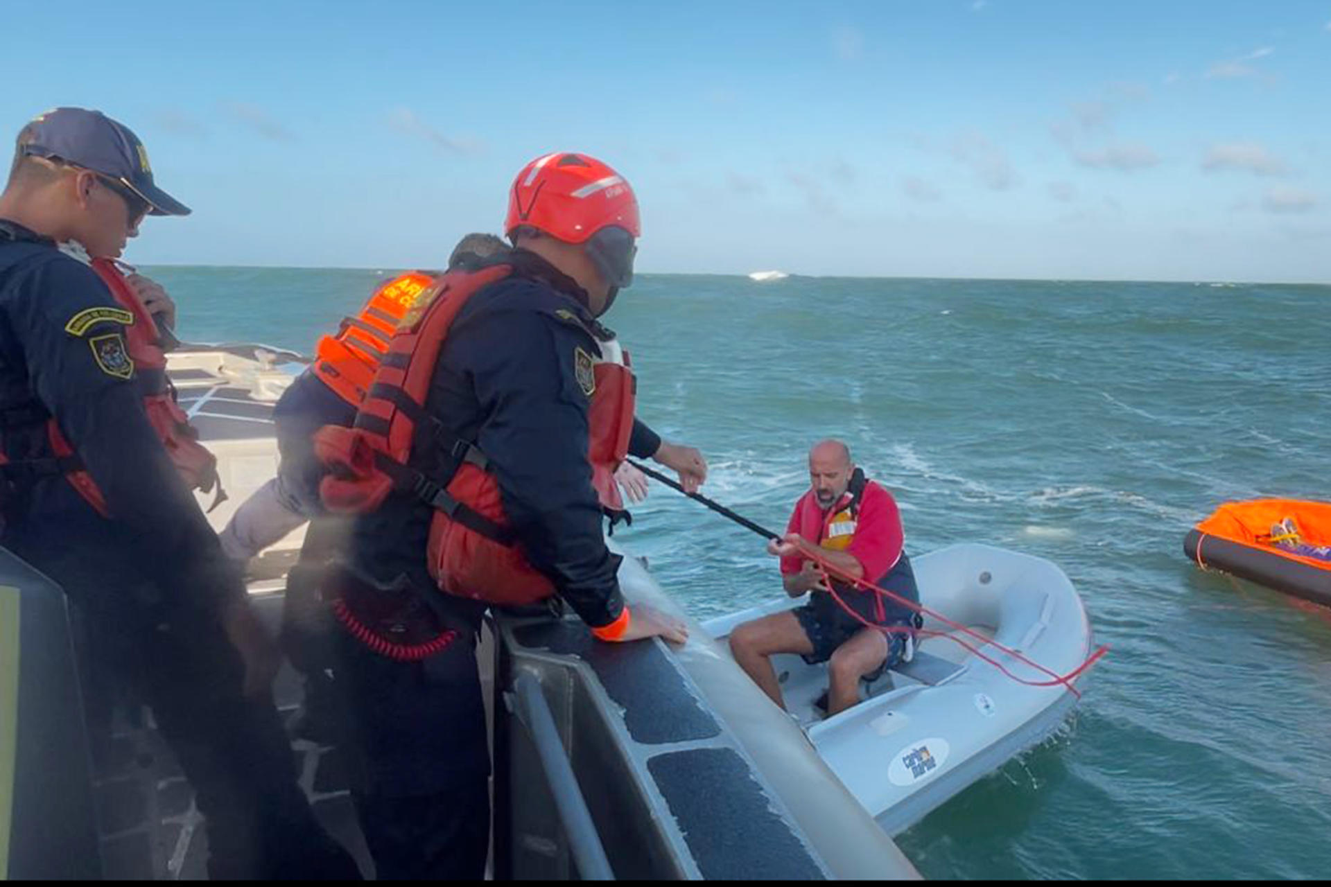 Fotografía cedida por la Armada de Colombia de integrantes de la Armada rescatando a una persona aproximadamente a 16 millas náuticas (29 kilómetros) de Puerto Velero, Atlántico (Colombia). EFE/ Armada de Colombia