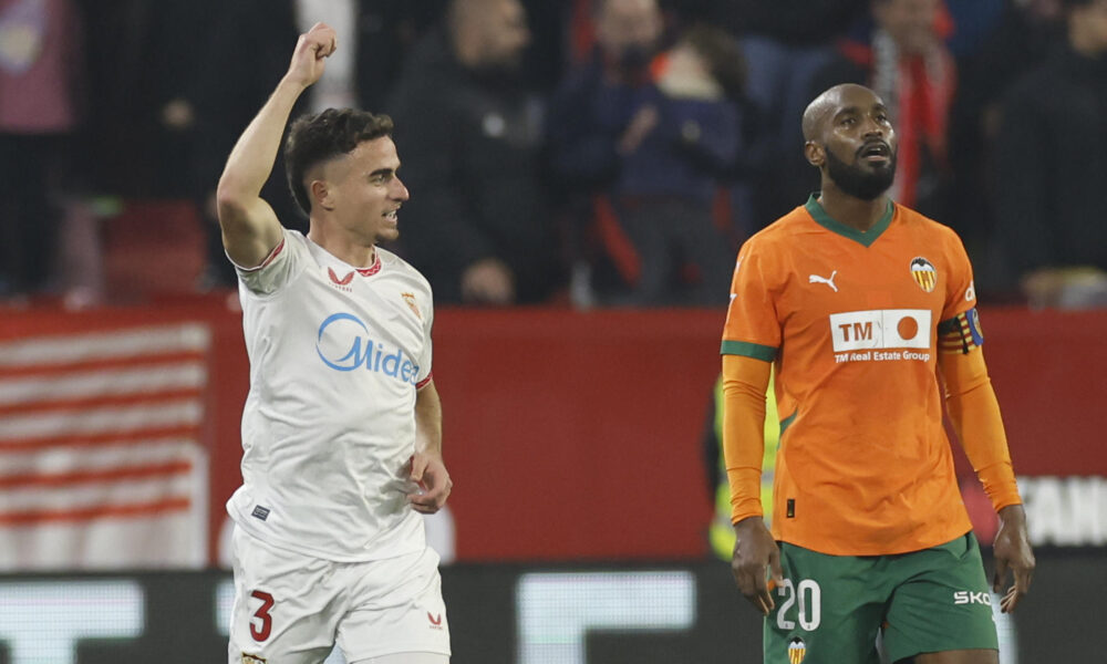 El defensa del Sevilla Adrià Pedrosa (i) celebra su gol durante el partido de la jornada 19 de LaLiga que Sevilla FC y Valencia CF disputaron en el Ramón Sánchez-Pizjuán, en Sevilla. EFE/Julio Muñoz