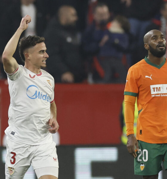 El defensa del Sevilla Adrià Pedrosa (i) celebra su gol durante el partido de la jornada 19 de LaLiga que Sevilla FC y Valencia CF disputaron en el Ramón Sánchez-Pizjuán, en Sevilla. EFE/Julio Muñoz