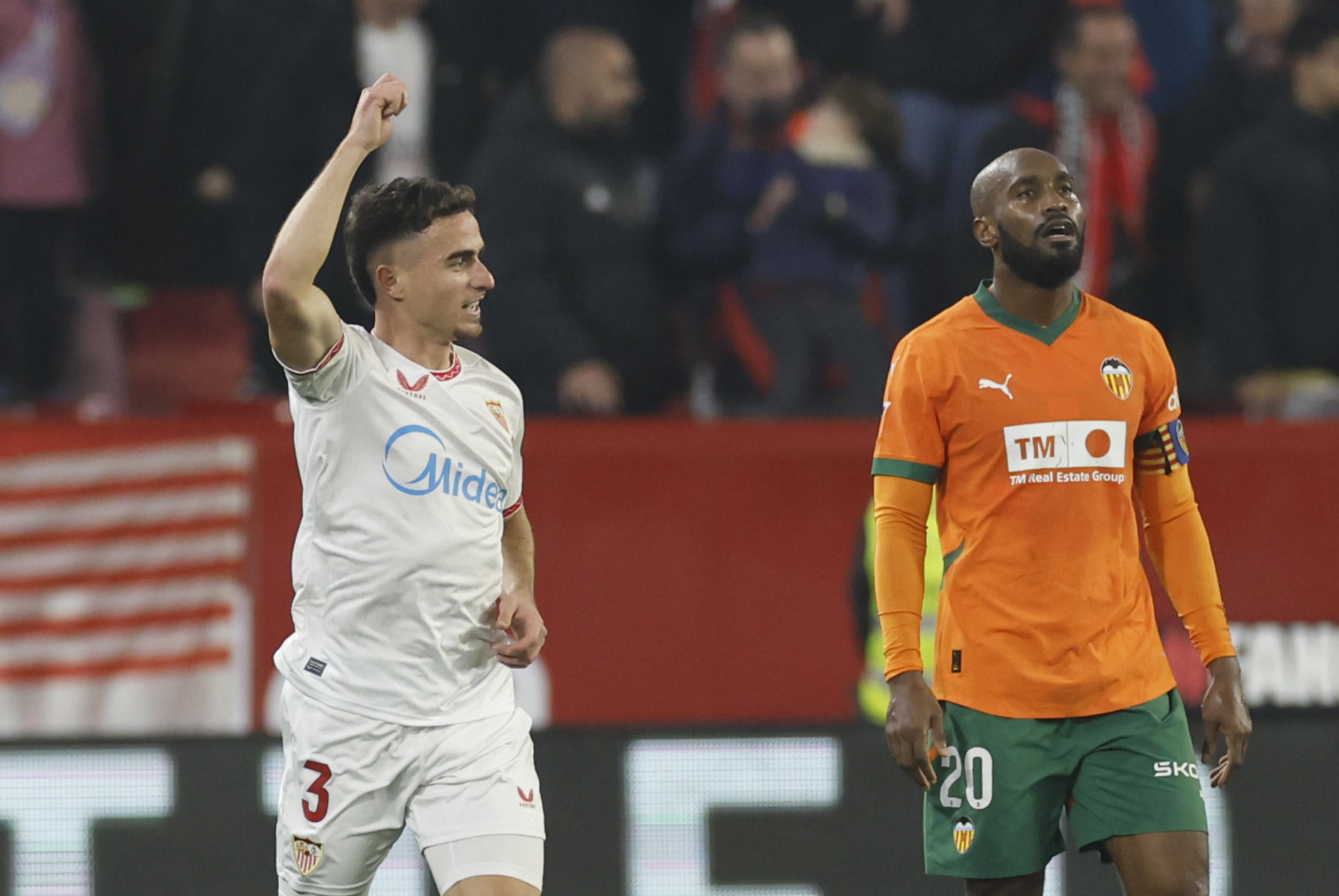 El defensa del Sevilla Adrià Pedrosa (i) celebra su gol durante el partido de la jornada 19 de LaLiga que Sevilla FC y Valencia CF disputaron en el Ramón Sánchez-Pizjuán, en Sevilla. EFE/Julio Muñoz