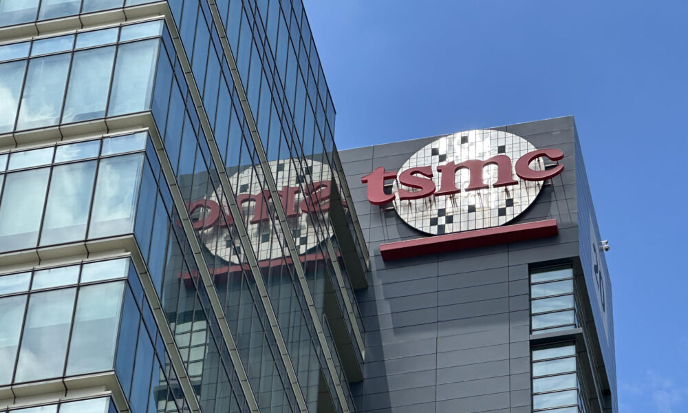 Fotografía de archivo en donde se ve un logo de TSMC. EFE/Javier Castro Bugarín.