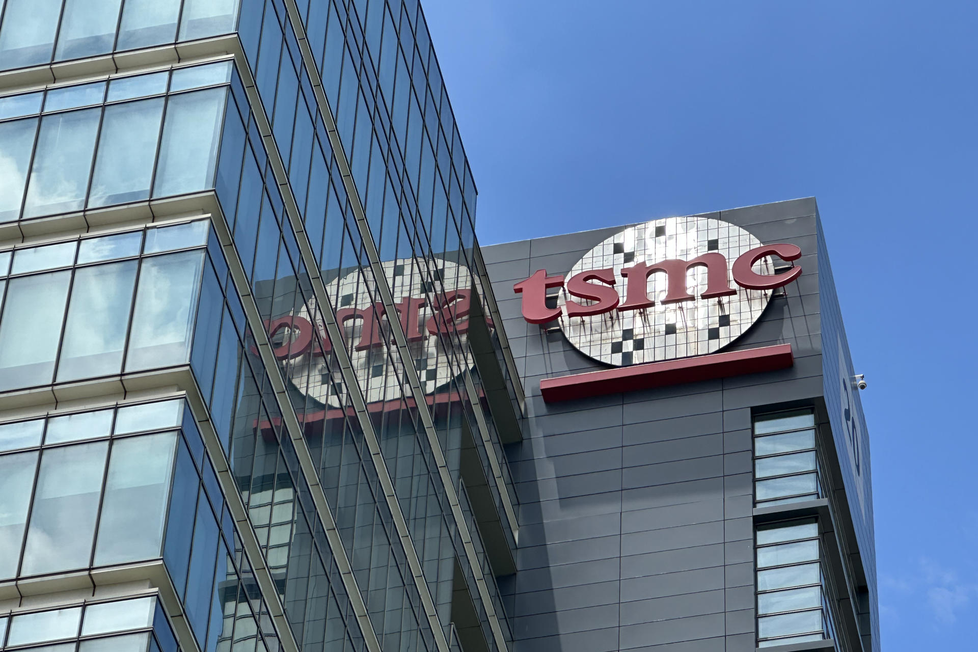 Fotografía de archivo en donde se ve un logo de TSMC. EFE/Javier Castro Bugarín.