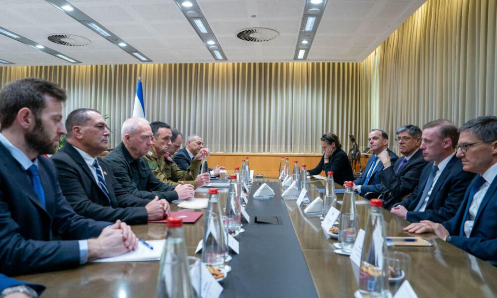 Foto archivo. El Ministro de Defensa, Yoav Gallant (3i), recibió al Asesor de Seguridad Nacional de los Estados Unidos, Jake Sullivan (3d), este lunes en la sede del Ministerio de Defensa en Tel Aviv. Las partes celebraron una sesión informativa profesional junto con el Jefe del Estado Mayor de las FDI, el teniente general Herzi Halevi (cuarto por la izquierda), el director general del Ministerio de Defensa, el general de división (Res.) Eyal Zamir, el jefe de la Dirección de Operaciones de las FDI, el general de división. Oded Basiuk, el embajador de Israel en los Estados Unidos, Michael Herzog, el jefe de la Oficina de Política Dror Shalom, el jefe de gabinete del ministro de Defensa, Shachar Katz, y el secretario militar del ministro de Defensa, Brig. General Guy Markizano. . EFE/ Ariel Hermoni (IMoD) ***SOLO USO EDITORIAL/SOLO DISPONIBLE PARA ILUSTRAR LA NOTICIA QUE ACOMPAÑA (CRÉDITO OBLIGATORIO)***