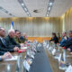 Foto archivo. El Ministro de Defensa, Yoav Gallant (3i), recibió al Asesor de Seguridad Nacional de los Estados Unidos, Jake Sullivan (3d), este lunes en la sede del Ministerio de Defensa en Tel Aviv. Las partes celebraron una sesión informativa profesional junto con el Jefe del Estado Mayor de las FDI, el teniente general Herzi Halevi (cuarto por la izquierda), el director general del Ministerio de Defensa, el general de división (Res.) Eyal Zamir, el jefe de la Dirección de Operaciones de las FDI, el general de división. Oded Basiuk, el embajador de Israel en los Estados Unidos, Michael Herzog, el jefe de la Oficina de Política Dror Shalom, el jefe de gabinete del ministro de Defensa, Shachar Katz, y el secretario militar del ministro de Defensa, Brig. General Guy Markizano. . EFE/ Ariel Hermoni (IMoD) ***SOLO USO EDITORIAL/SOLO DISPONIBLE PARA ILUSTRAR LA NOTICIA QUE ACOMPAÑA (CRÉDITO OBLIGATORIO)***