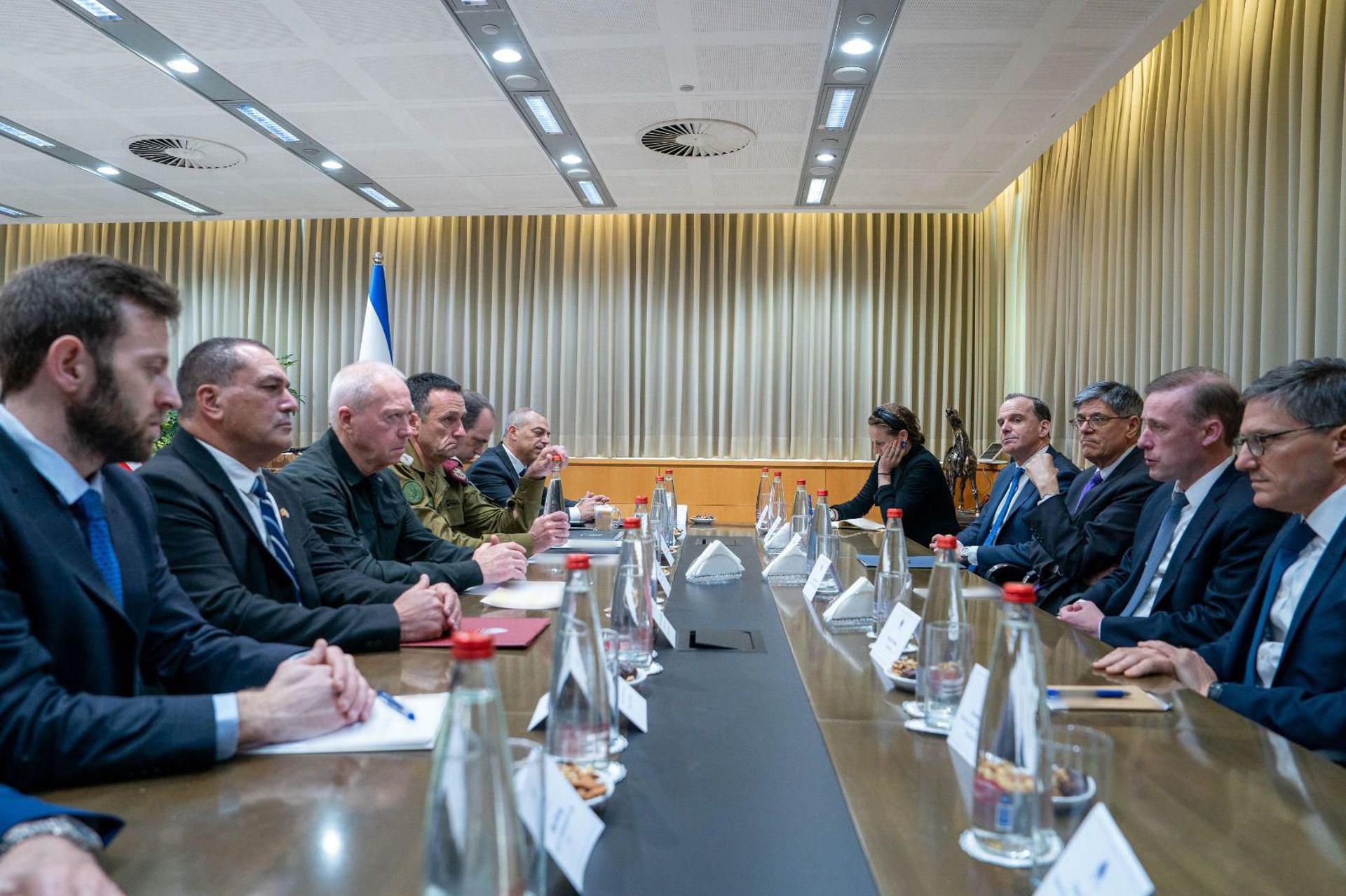 Foto archivo. El Ministro de Defensa, Yoav Gallant (3i), recibió al Asesor de Seguridad Nacional de los Estados Unidos, Jake Sullivan (3d), este lunes en la sede del Ministerio de Defensa en Tel Aviv. Las partes celebraron una sesión informativa profesional junto con el Jefe del Estado Mayor de las FDI, el teniente general Herzi Halevi (cuarto por la izquierda), el director general del Ministerio de Defensa, el general de división (Res.) Eyal Zamir, el jefe de la Dirección de Operaciones de las FDI, el general de división. Oded Basiuk, el embajador de Israel en los Estados Unidos, Michael Herzog, el jefe de la Oficina de Política Dror Shalom, el jefe de gabinete del ministro de Defensa, Shachar Katz, y el secretario militar del ministro de Defensa, Brig. General Guy Markizano. . EFE/ Ariel Hermoni (IMoD) ***SOLO USO EDITORIAL/SOLO DISPONIBLE PARA ILUSTRAR LA NOTICIA QUE ACOMPAÑA (CRÉDITO OBLIGATORIO)***