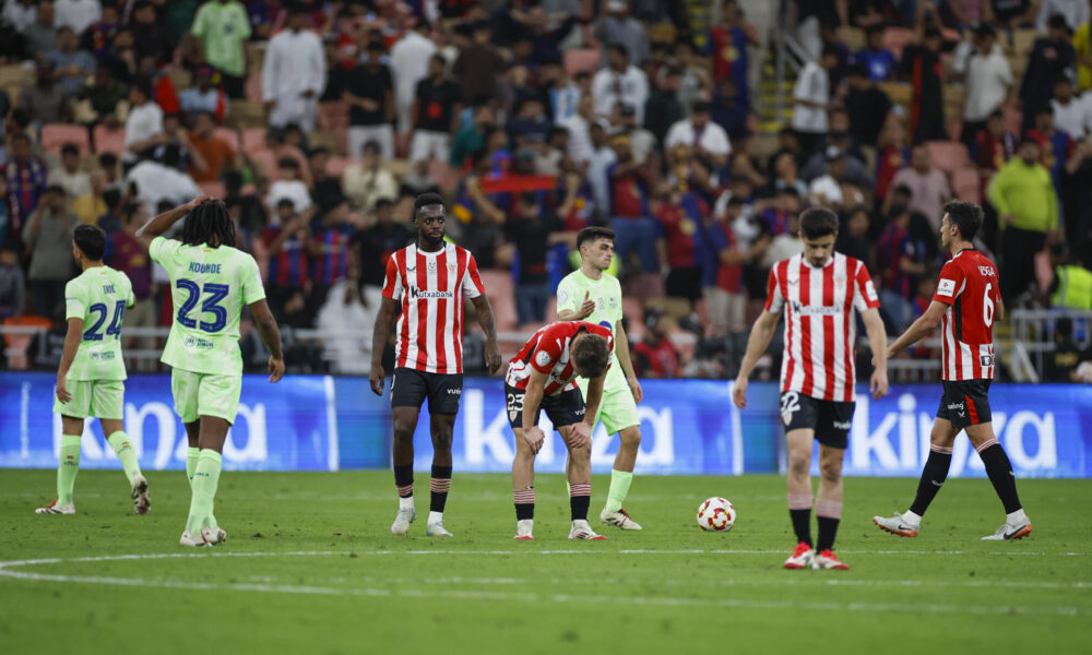 Los jugadores del Athletic tras su derrota en el partido de semifinales de la Supercopa de España de fútbol que FC Barcelona y Athletic Club disputaron en el estadio Rey Abdullah de Yeda, en Arabia Saudí. EFE/Alberto Estévez