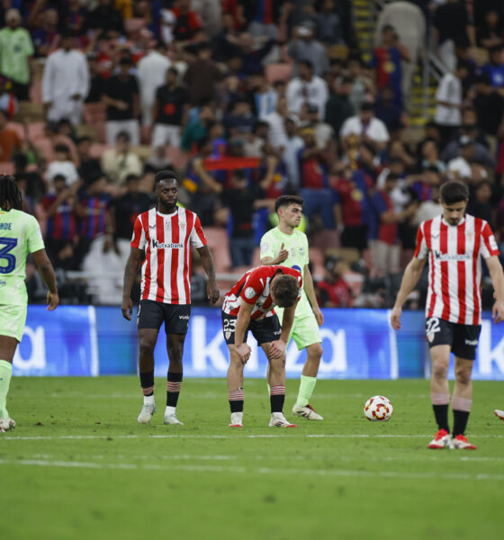 Los jugadores del Athletic tras su derrota en el partido de semifinales de la Supercopa de España de fútbol que FC Barcelona y Athletic Club disputaron en el estadio Rey Abdullah de Yeda, en Arabia Saudí. EFE/Alberto Estévez