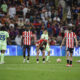 Los jugadores del Athletic tras su derrota en el partido de semifinales de la Supercopa de España de fútbol que FC Barcelona y Athletic Club disputaron en el estadio Rey Abdullah de Yeda, en Arabia Saudí. EFE/Alberto Estévez