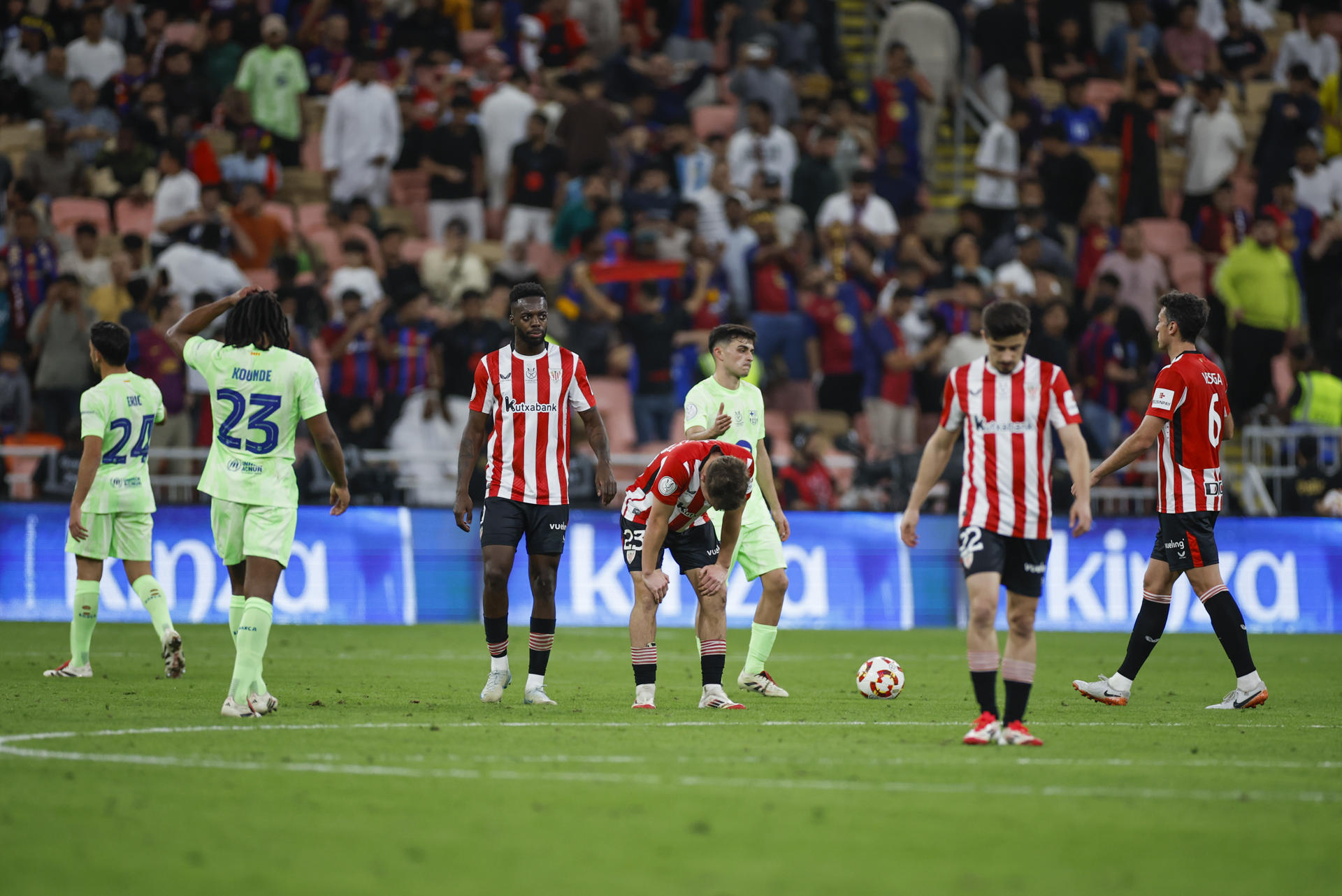 Los jugadores del Athletic tras su derrota en el partido de semifinales de la Supercopa de España de fútbol que FC Barcelona y Athletic Club disputaron en el estadio Rey Abdullah de Yeda, en Arabia Saudí. EFE/Alberto Estévez