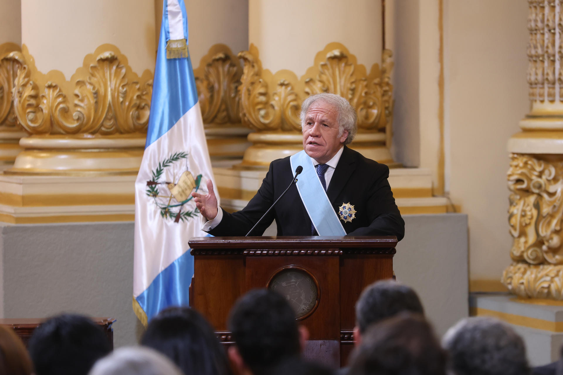 El secretario general de la OEA, Luis Almagro, habla al recibir una distinción honorífica en el Palacio Nacional de la Cultura este 10 de enero de 2025, en Ciudad de Guatemala (Guatemala). EFE/ Mariano Macz