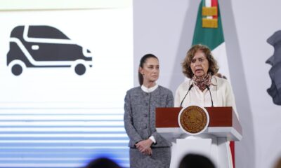 La secretaria de Ciencia, Humanidades, Tecnología e Innovación, Rosaura Ruiz Gutiérrez (d), habla junto a la presidenta de México, Claudia Sheinbaum, durante una rueda de prensa este lunes, en el Palacio Nacional en la Ciudad de México (México). EFE/ Mario Guzmán