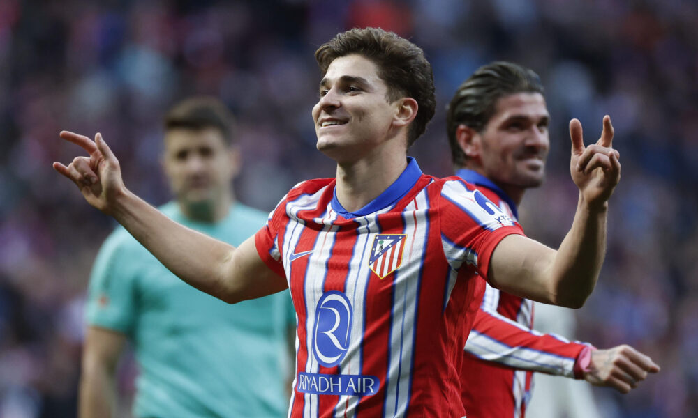 El delantero argentino del Atlético de Madrid Julián Álvarez celebra el primer gol de su equipo durante el partido de LaLiga entre el Atlético de Madrid y el Osasuna, este domingo en el Riyadh Air Metropolitano de Madrid.EFE/ Juanjo Martín