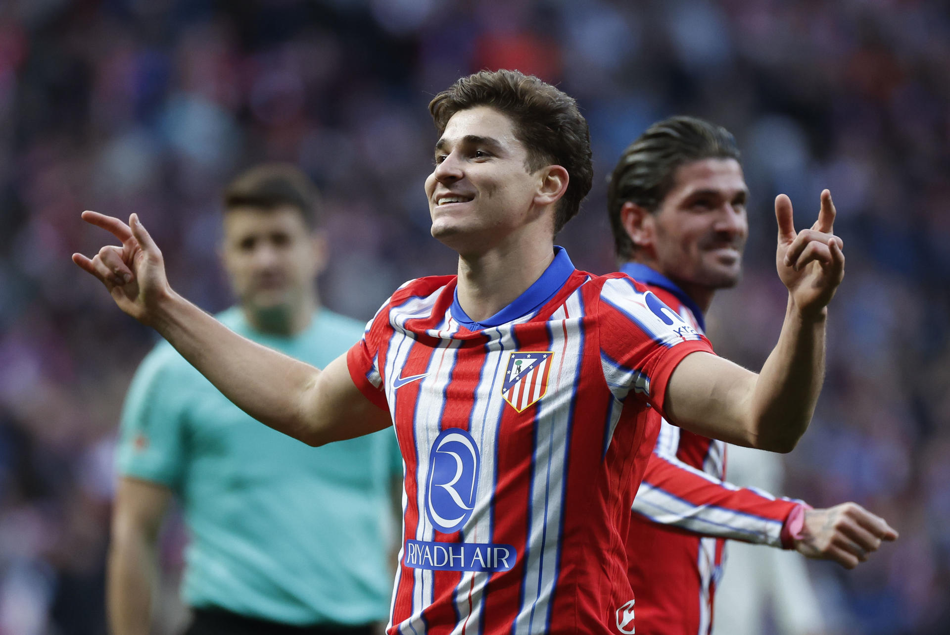 El delantero argentino del Atlético de Madrid Julián Álvarez celebra el primer gol de su equipo durante el partido de LaLiga entre el Atlético de Madrid y el Osasuna, este domingo en el Riyadh Air Metropolitano de Madrid.EFE/ Juanjo Martín