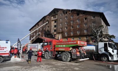 Los bomberos trabajan en el lugar del incendio que estalló en un hotel en la estación de esquí de Kartalkaya en Bolu, Turquía, el 21 de enero de 2025. EFE/STR