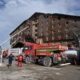 Los bomberos trabajan en el lugar del incendio que estalló en un hotel en la estación de esquí de Kartalkaya en Bolu, Turquía, el 21 de enero de 2025. EFE/STR