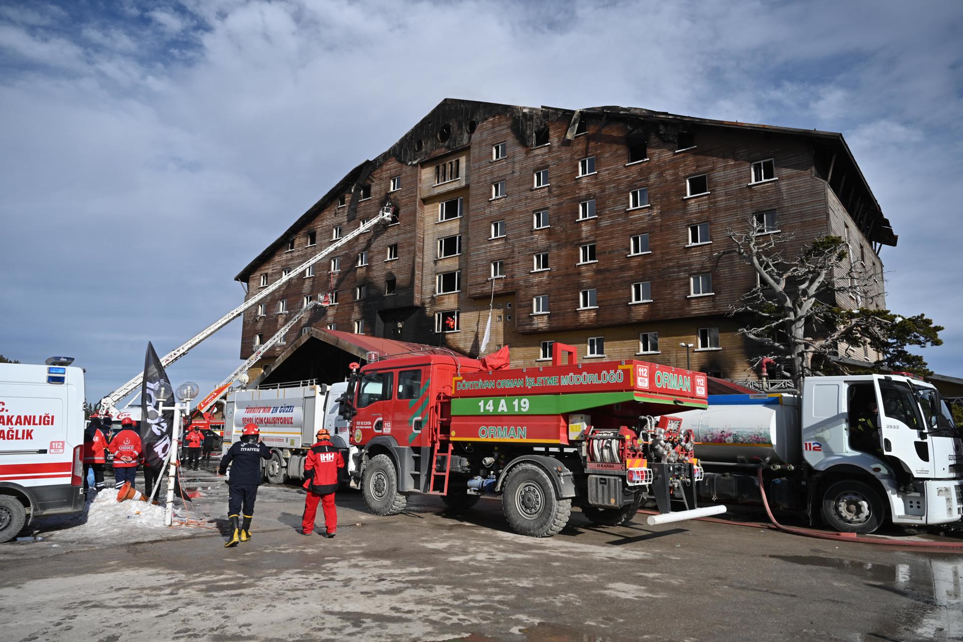 Los bomberos trabajan en el lugar del incendio que estalló en un hotel en la estación de esquí de Kartalkaya en Bolu, Turquía, el 21 de enero de 2025. EFE/STR