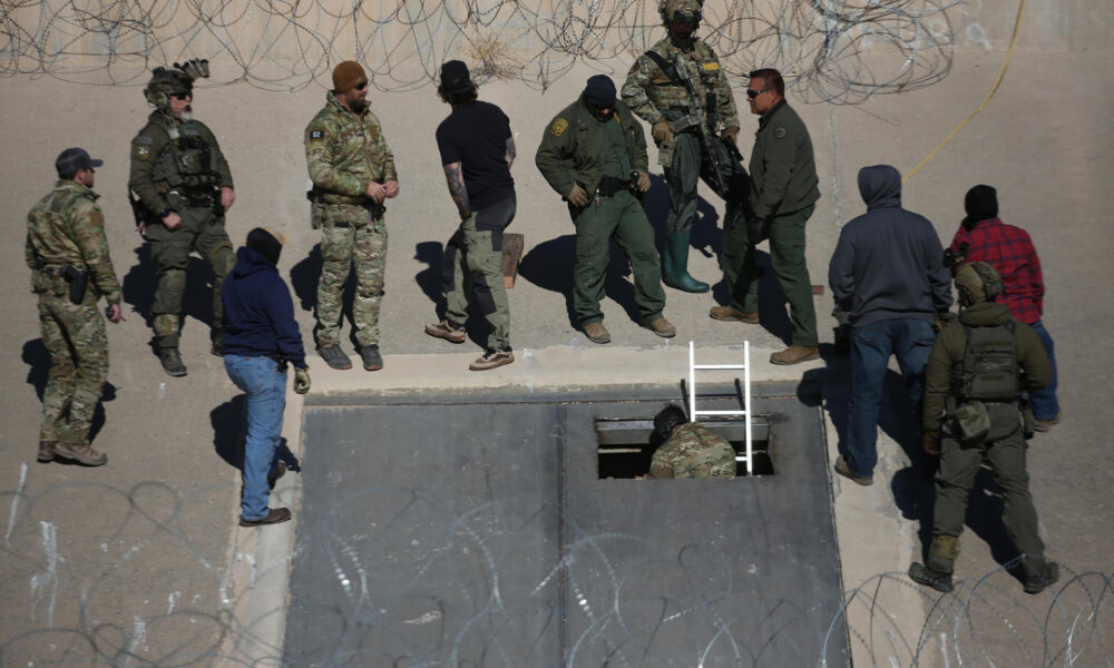 Autoridades de seguridad de México y Estadios Unidos, resguardan la zona donde se localizo un túnel clandestino en la frontera de Ciudad Juárez este viernes, en Chihuahua (México). EFE/ Luis Torres