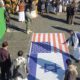 Los partidarios de los hutíes mojan una pancarta con las banderas de EE. UU. e Israel durante una protesta contra EE. UU. y contra Israel en Saná, Yemen, el 10 de enero de 2025. Miles de partidarios de los hutíes se reunieron en Sana'a para protestar contra los ataques de Estados Unidos e Israel que apuntan a sitios controlados por los hutíes en Yemen, en medio de la escalada de los ataques hutíes contra Israel y la navegación comercial en los mares alrededor de Yemen, en represalia por los continuos ataques militares israelíes en la Franja de Gaza. (Protestas) EFE/EPA/YAHYA ARHAB