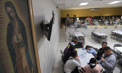 Migrantes esperan alimentos en un albergue este jueves, en Ciudad Juárez (México). EFE/ Luis Torres