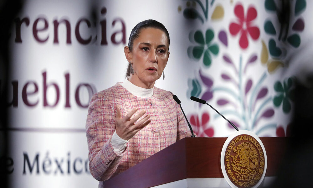 La presidenta de México, Claudia Sheinbaum, habla durante su rueda de prensa diaria este jueves, en el Palacio Nacional en la Ciudad de México (México). EFE/ Mario Guzmán