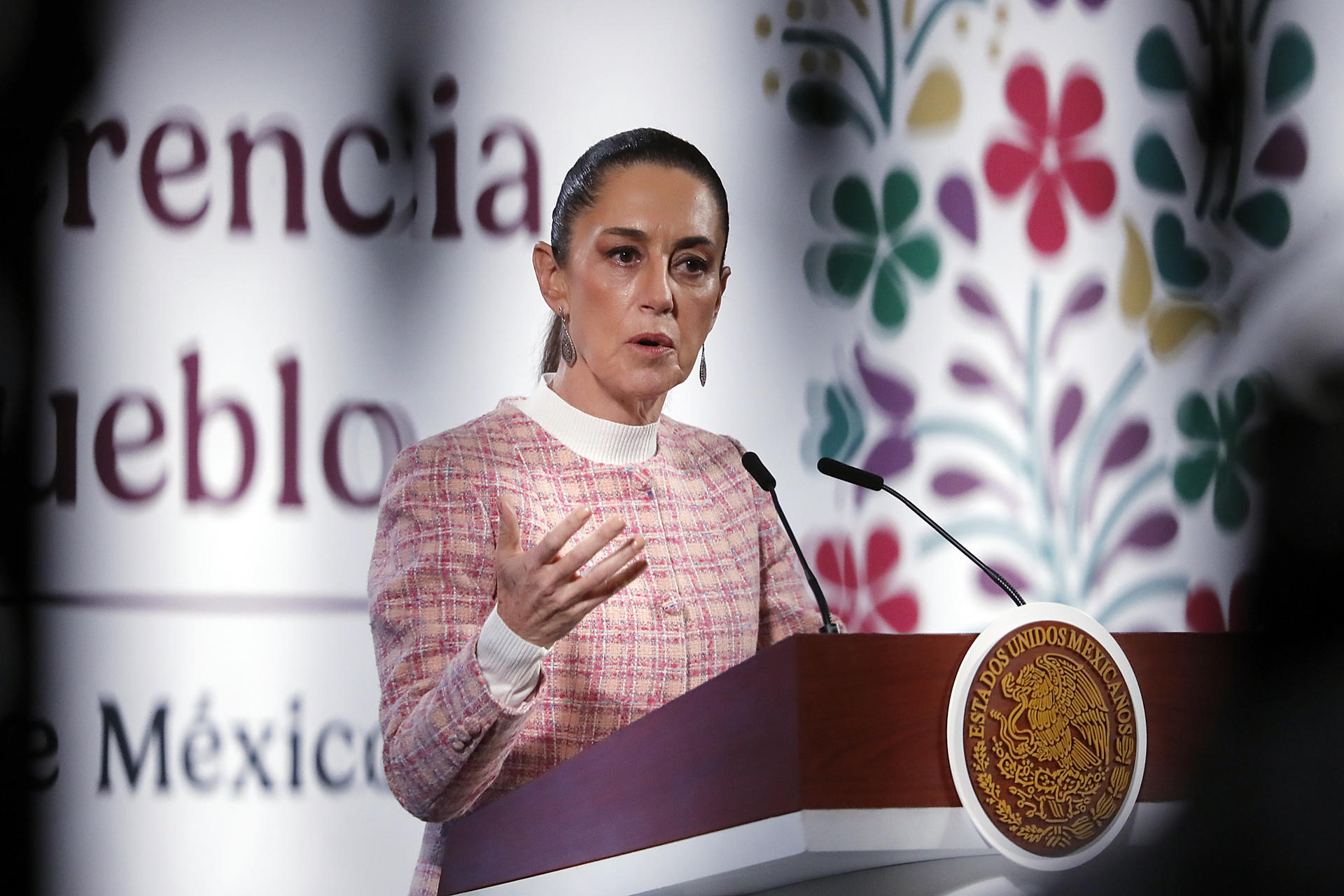 La presidenta de México, Claudia Sheinbaum, habla durante su rueda de prensa diaria este jueves, en el Palacio Nacional en la Ciudad de México (México). EFE/ Mario Guzmán