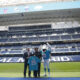 Brett Gosper, director de la NFL en Europa y Asia-Pacífico y Pri Shumate, vicepresidenta de los Miami Dolphins, en el césped del estadio Santiago Bernabéu con la mascota del equipo, durante el acto celebrado este viernes en Madrid. EFE/ Blanca Millez