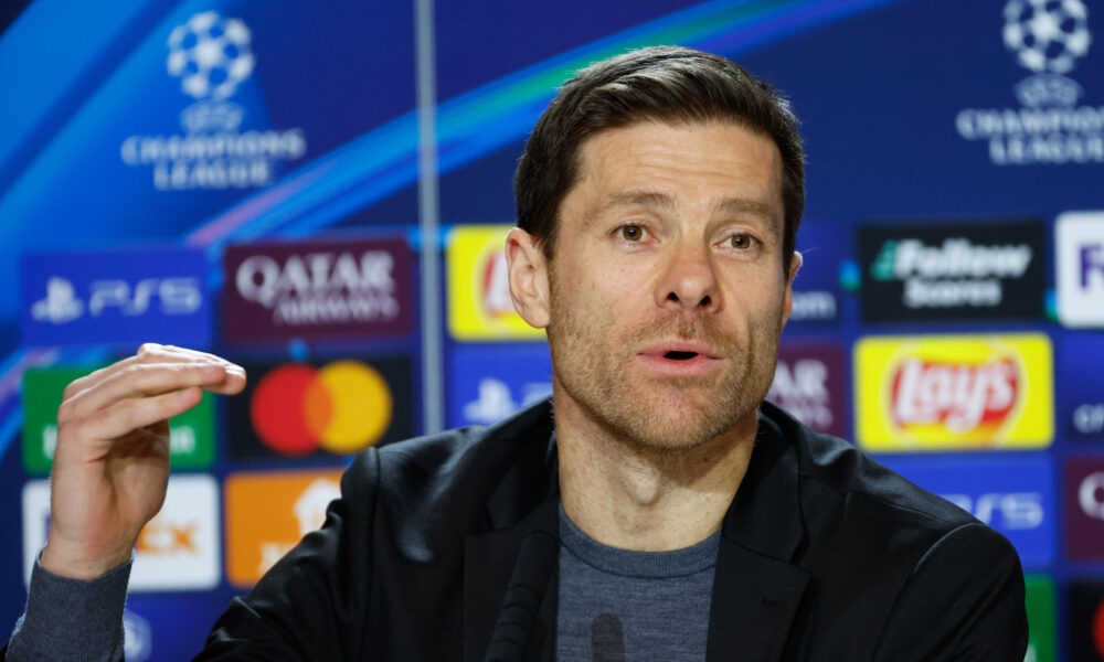 El entrenador del Bayer Leverkusen, el español Xabi Alonso, durante la rueda de prensa ofrecida este lunes en el estadio Riyadh Metropolitano, en la víspera del partido de Liga de Campeones que les enfrenta al Atlético de Madrid. EFE/ Mariscal