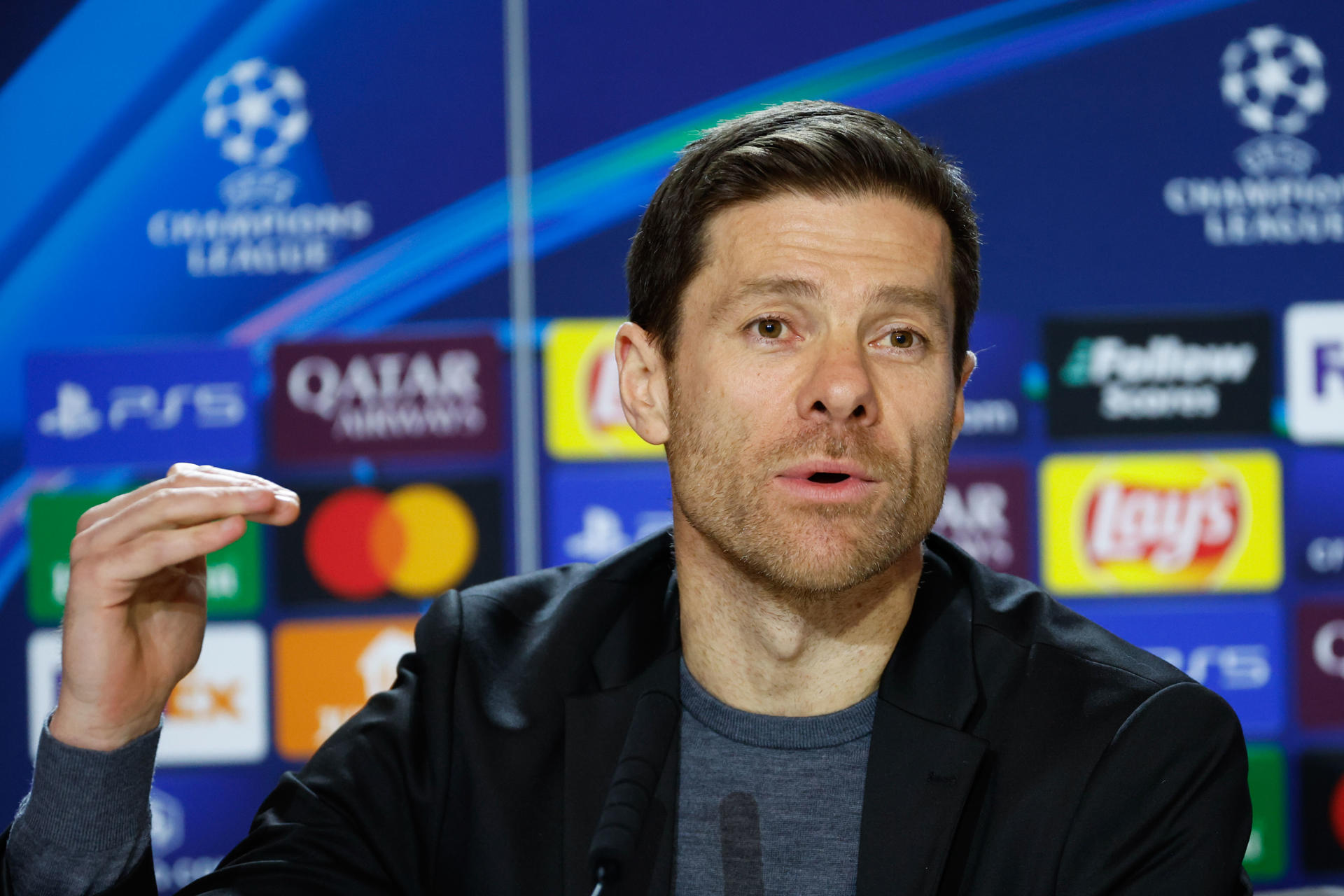 El entrenador del Bayer Leverkusen, el español Xabi Alonso, durante la rueda de prensa ofrecida este lunes en el estadio Riyadh Metropolitano, en la víspera del partido de Liga de Campeones que les enfrenta al Atlético de Madrid. EFE/ Mariscal