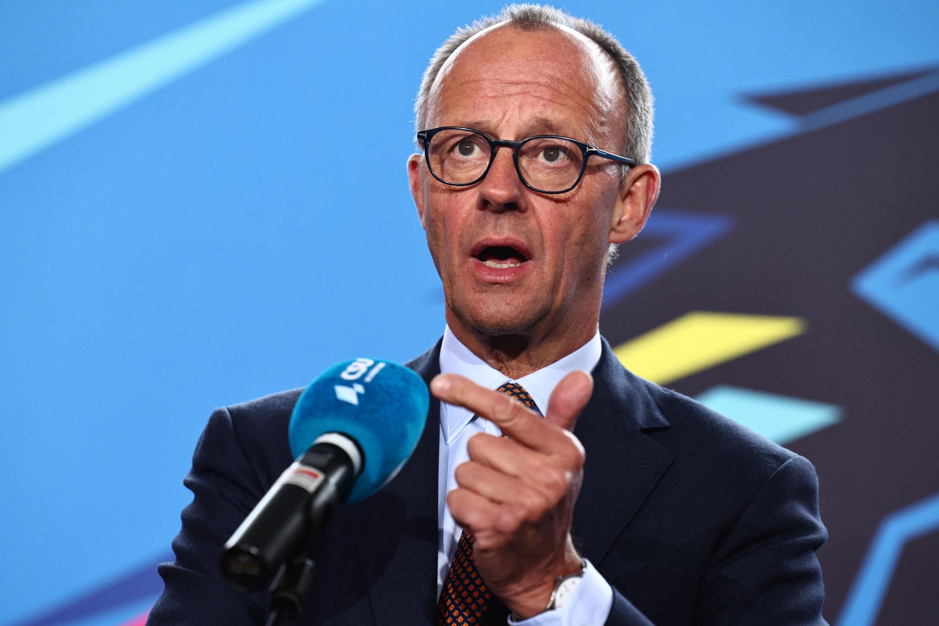 El presidente de la Unión Cristiana Demócrata de Alemania (CDU), Friedrich Merz, habla durante una conferencia de prensa en la reunión a puerta cerrada de la CSU en el Monasterio de Seeon en Seeon-Seebruck, Alemania, 08 de enero de 2025. (Alemania) EFE/EPA/ANNA SZILAGYI