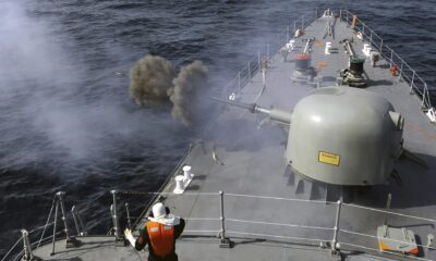 Un buque de la Armada iraní durante unas maniobras militares en una imagen de archivo. EFE/Ebrahim Noroozi