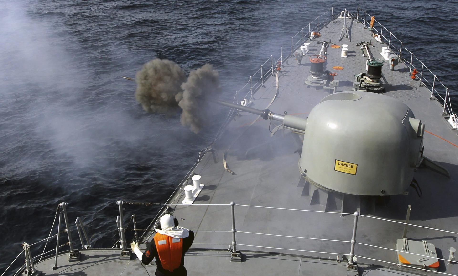 Un buque de la Armada iraní durante unas maniobras militares en una imagen de archivo. EFE/Ebrahim Noroozi