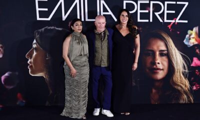 La actriz mexicana Adriana Paz (i), el director frances Jacques Audiard (c), y la actriz española Karla Sofía Gascón posan durante la rueda de prensa de la película ‘Emilia Pérez’ este miércoles, en Ciudad de México (México). EFE/ Sáshenka Gutiérrez